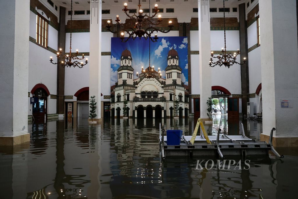 Ruang tunggu penumpang kereta api yang terendam banjir di Stasiun Tawang, Kota Semarang, Jawa Tengah, Kamis (14/3/2024). 