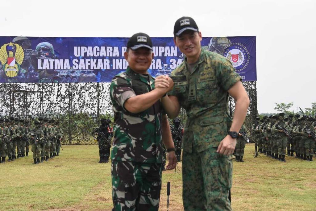 Kepala Staf TNI AD Jenderal Dudung Abdurachman dan Kepala Staf AD Singapura Mayor Jenderal David Neo Chin Wee hadir saat penutupan Latma Safkar Indopura ke-34, Sabtu (15/10) di Karawang, Jawa Barat.