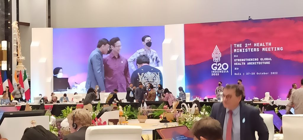 Dalam layar tampak Menteri Kesehatan RI Budi Gunadi Sadikin (berbaju merah) bersama Menteri Kesehatan India Mansukh Mandaviya berjalan bersama seusai penutupan pertemuan kedua tingkat menteri bidang kesehatan (HMM) dalam rangkaian Presidensi G20 Indonesia di Bali, Jumat (28/10/2022). Setelah Presidensi G20 Indonesia usai, direncanakan dilanjutkan oleh Presidensi G20 India di tahun depan.