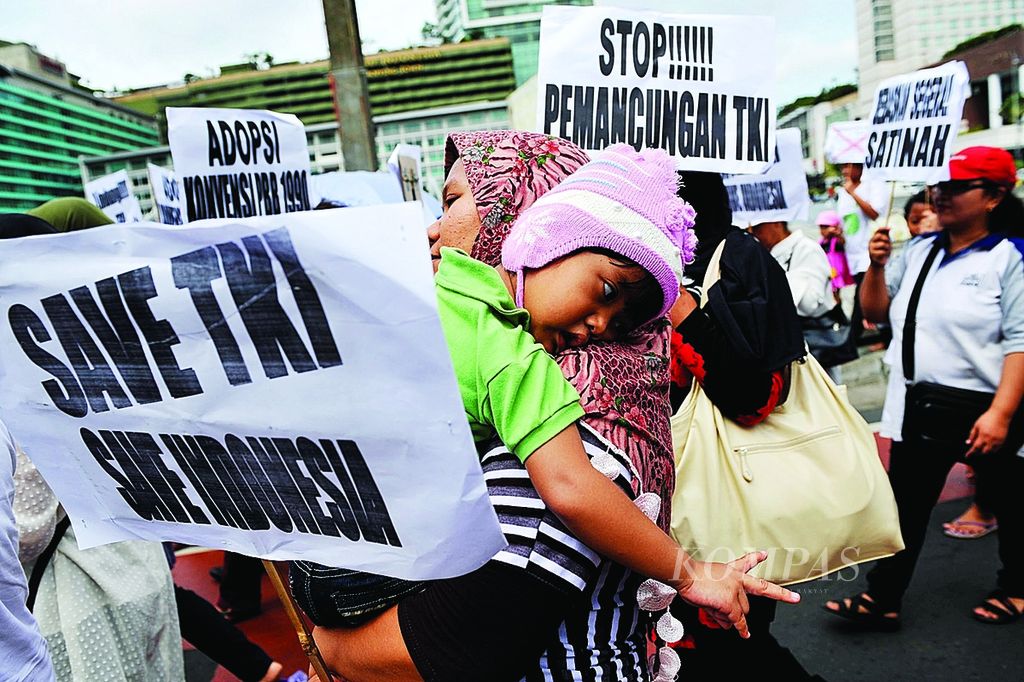 Aktivis Migrant Care berunjuk rasa memperingati Hari Buruh Migran Sedunia di Bundaran Hotel Indonesia, Jakarta, Selasa (18/12/2012). Mereka antara lain mendesak pemerintah untuk memberikan perlindungan kepada buruh migran sebagai penyumbang devisa negara dari tindakan kekerasan hingga ancaman hukuman mati sebagai tanggung jawan konstitusi.