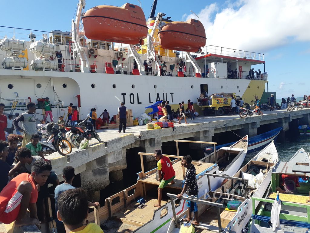 Kapal perintis sebagai pendukung program tol laut menyinggahi pelabuhan di Pulau Lirang, Kabupaten Maluku Barat Daya, Maluku, Minggu (7/8/2022). Pelayaran perintis membuka keterisolasian warga di daerah itu.