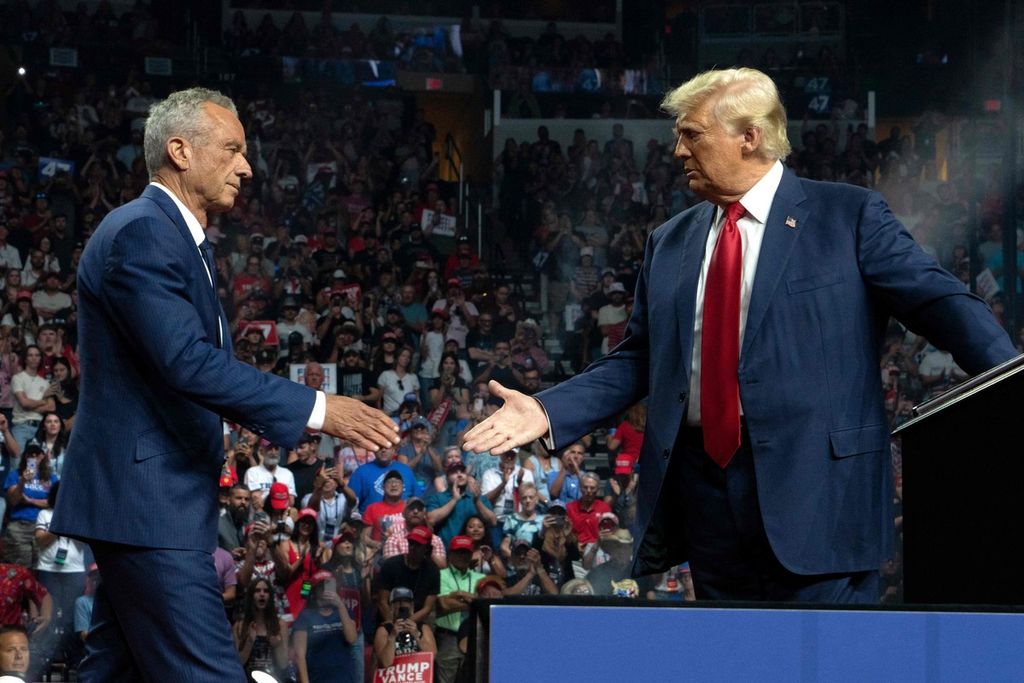 Mantan calon presiden jalur independen Robert F Kennedy Junior bersalaman dengan kandidat presiden Partai Republik, Donald Trump, di Diamond Arena, Glendale, kota Phoenix, Negara Bagian Arizona, Jumat (23/8/2024). Robert Kennedy Junior mundur dari pencalonan, lalu mengalihkan dukungan kepada Trump.  