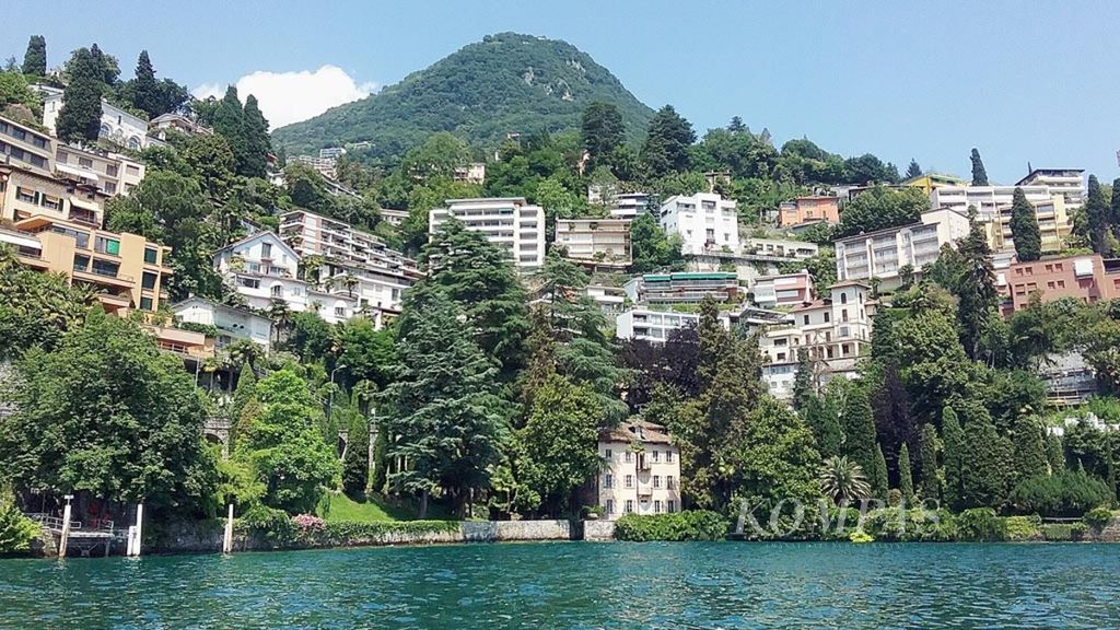 Pemandangan dari kapal saat menyusuri Danau Lugano, Ticino, Swiss, 21 Juni 2018.
