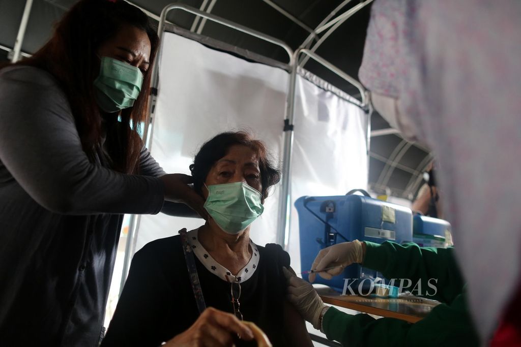 Warga lanjut usia mengikuti program penyuntikan dosis ketiga (<i>booster</i>) vaksin Covid-19 di Puskesmas Kramatjati, Jakarta Timur, Rabu (12/1/2022). 