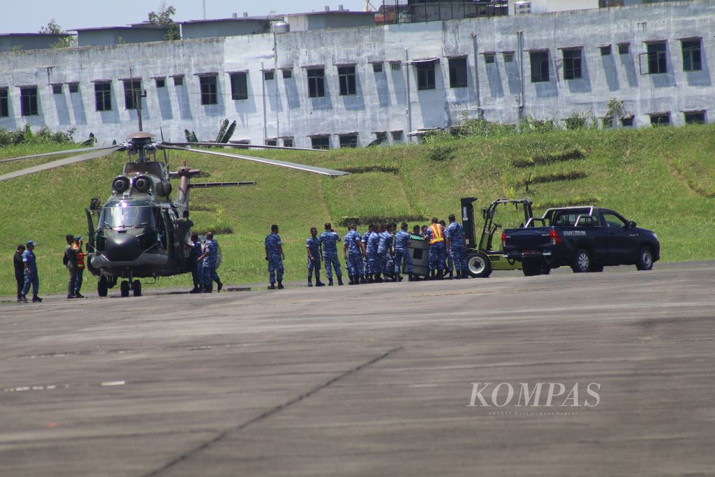 Helikopter Super Puma TNI Angkatan Udara (kanan) bersiap mengangkut dua harimau sumatera korban konflik untuk dilepasliarkan di Taman Nasional Gunung Leuser, Kabupaten Langkat, Sumatera Utara, Rabu (6/3/2024). 