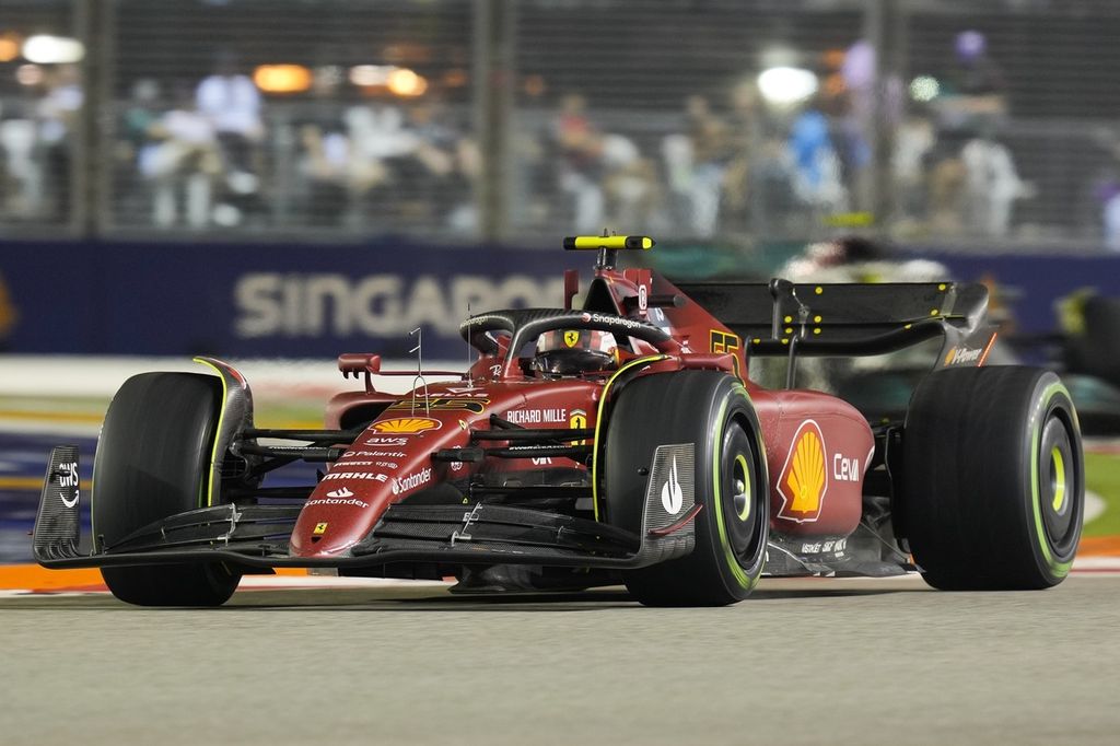 Pebalap tim Ferrari Carlos Sainz Junior memacu mobilnya dalam ajang Formula 1 seri Singapura di Marina Bay Street Circuit, Singapura, Minggu (2/10/2022). Sainz menempati posisi ketiga dalam lomba itu. 