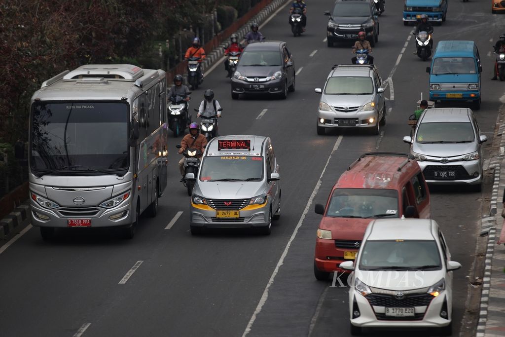 Mikrotrans Depok melintas di Jalan Margonda, Kota Depok, Jawa Barat, Selasa (23/7/2024). 