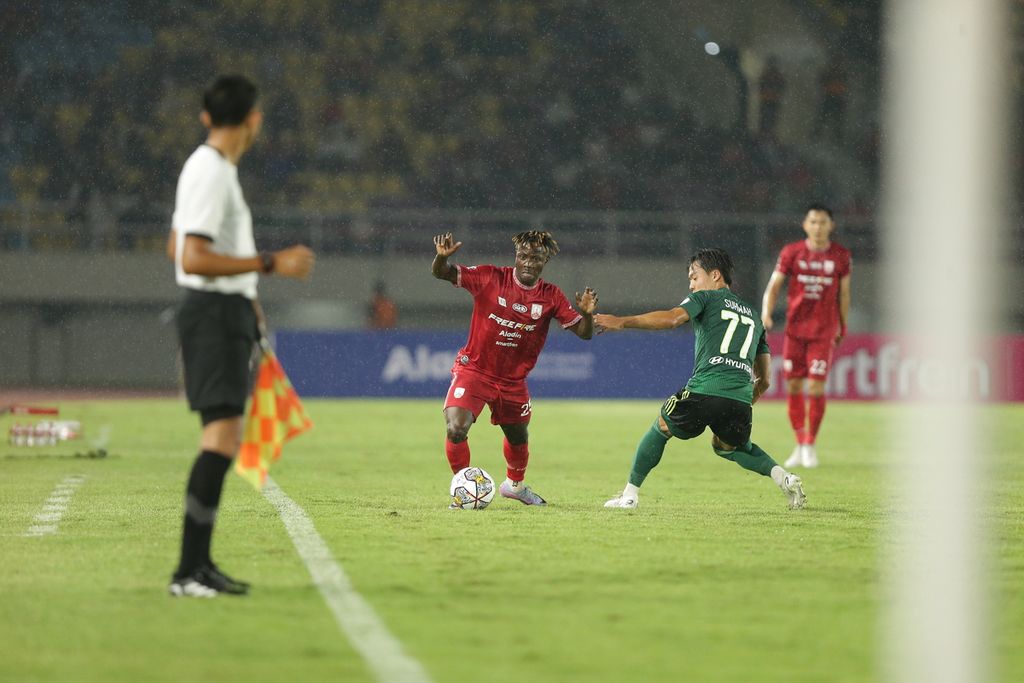 Pemain Persis Solo Moussa Sidibe (kedua dari kiri) berhadapan dengan pemain Jeonbuk Hyundai Motors FC dalam laga pra musim, di Stadion Manahan, Kota Surakarta, Jawa Tengah, Sabtu (17/6/2023) malam. Laga itu dimenangkan Jeonbuk dengan skor akhir 2-1. Pertandingan itu juga terselenggara untuk memperingati 50 tahun terjalinnya hubungan diplomatik antara Indonesia dan Korea.