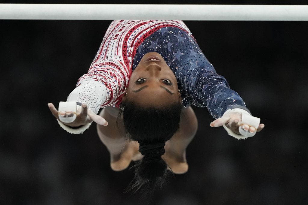 Simone Biles tampil dalam babak final tim senam artistik putri di Bercy Arena pada Olimpiade Paris 2024, Selasa, 30 Juli 2024. 