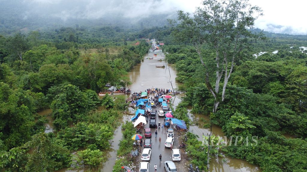 The Trans-Sulawesi route in Oheo sub-district, North Konawe, Southeast Sulawesi, was paralyzed until Friday (10/5/2024). Hundreds of vehicles queued to cross the 700-meter severed road. Transportation for residents and logistics along the route connecting Southeast Sulawesi and Central Sulawesi were hindered.