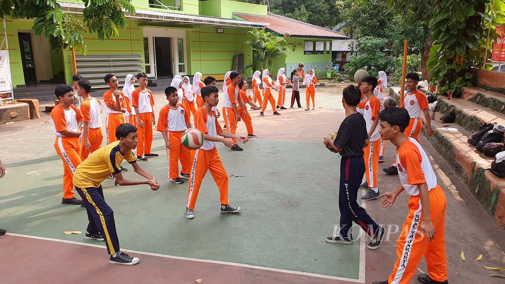 Siswa SMA Negeri 78 Jakarta menjalani mata pelajaran Pendidikan Jasmani, Olahraga, dan Kesehatan (PJOK) di lapangan sekolah, Jumat (19/7/2024).