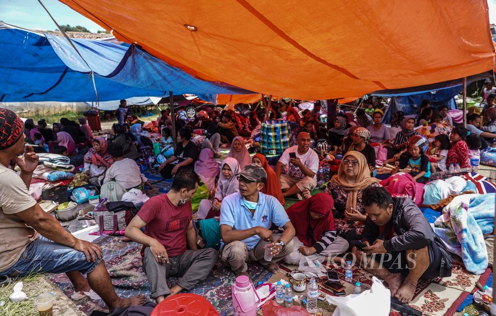 Suasana pengungsian yang dipadati warga Kampung Longkewang, Desa Gasol, Cugenang, Kabupaten Cianjur, Jawa Barat, Selasa (22/11/2022). 