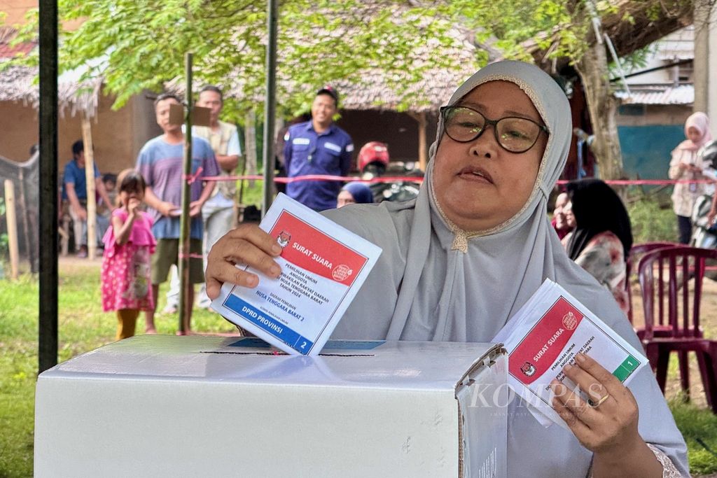 Warga memasukkan surat suara seusai mencoblos pada pemungutan suara ulang di Tempat Pemungutan Suara (TPS) 12 Desa Sigar Penjalin, Kecamatan Tanjung, Kabupaten Lombok Utara, Nusa Tenggara Barat, Rabu (21/2/2024).