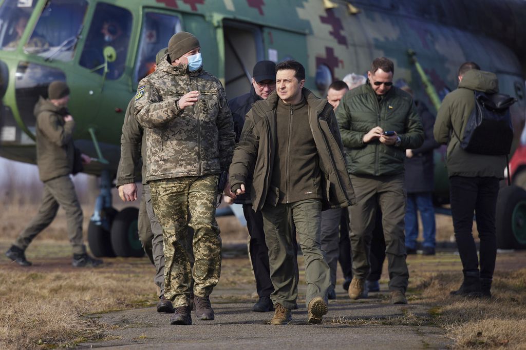 Presiden Ukraina Volodymyr Zelenskyy, tengah, tiba di area latihan militer Ukraina yang berada di luar kota Rivne, yang berada di bagian utara Ukraina, Rabu (16/2/2022).