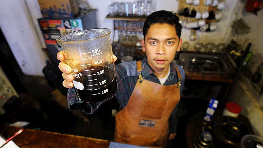 Esra Ginting (20), barista muda yang turut mengharumkan kopi karo, saat menyeduh kopi di Kafe Sapo Kahoowa, kabanjahe, Sabtu (23/12)