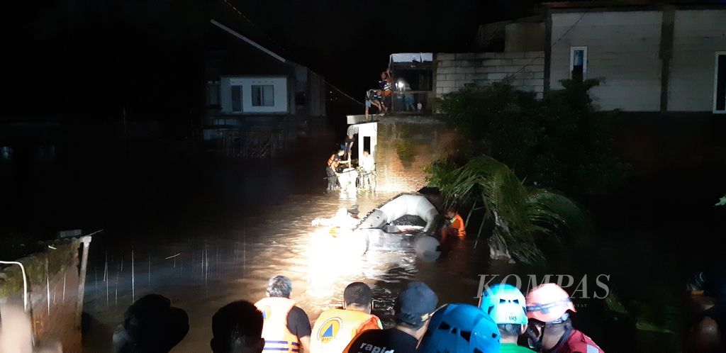 ILUSTRASI-Banjir pada Senin (14/03/2022), membuat dua keluarga di Kelurahan Pandanwangi Kota Malang, Jawa Timur, terjebak air bah selama lebih kurang tiga jam. 