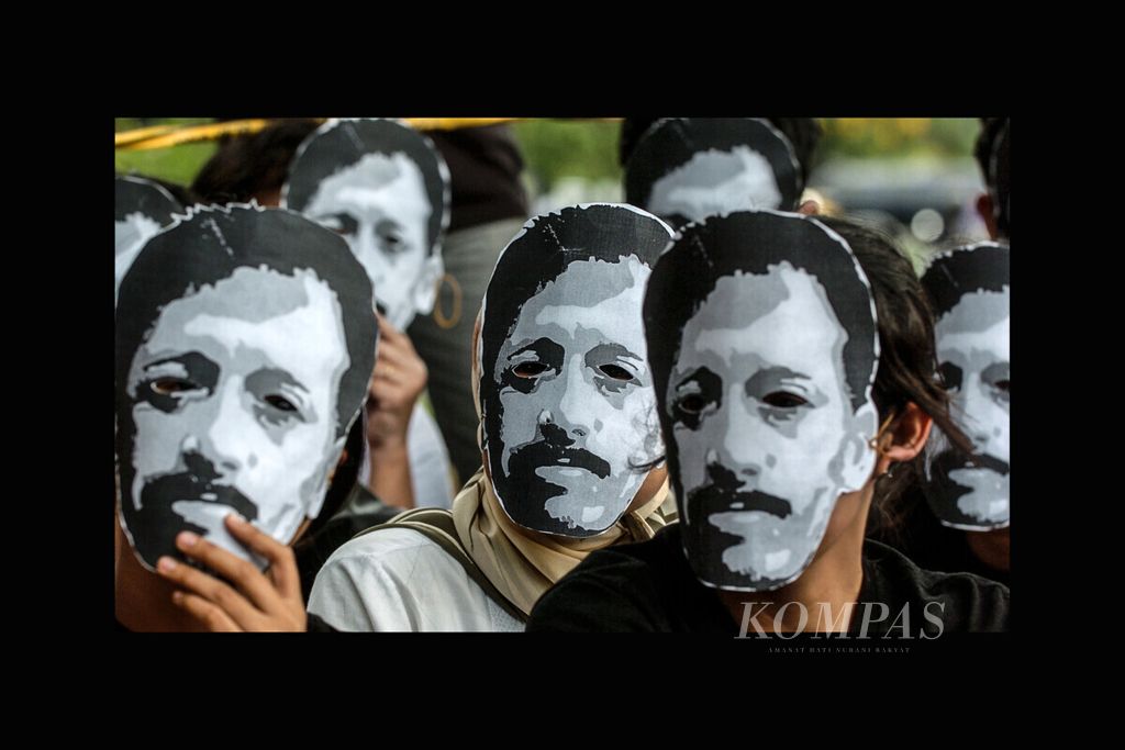 Sejumlah pengunjuk rasa yang tergabung dalam Solidaritas Masyarakat untuk Kasus Munir dengan mengenakan topeng pejuang HAM Munir mendatangi Istana Merdeka, Jakarta, Selasa (21/6). 