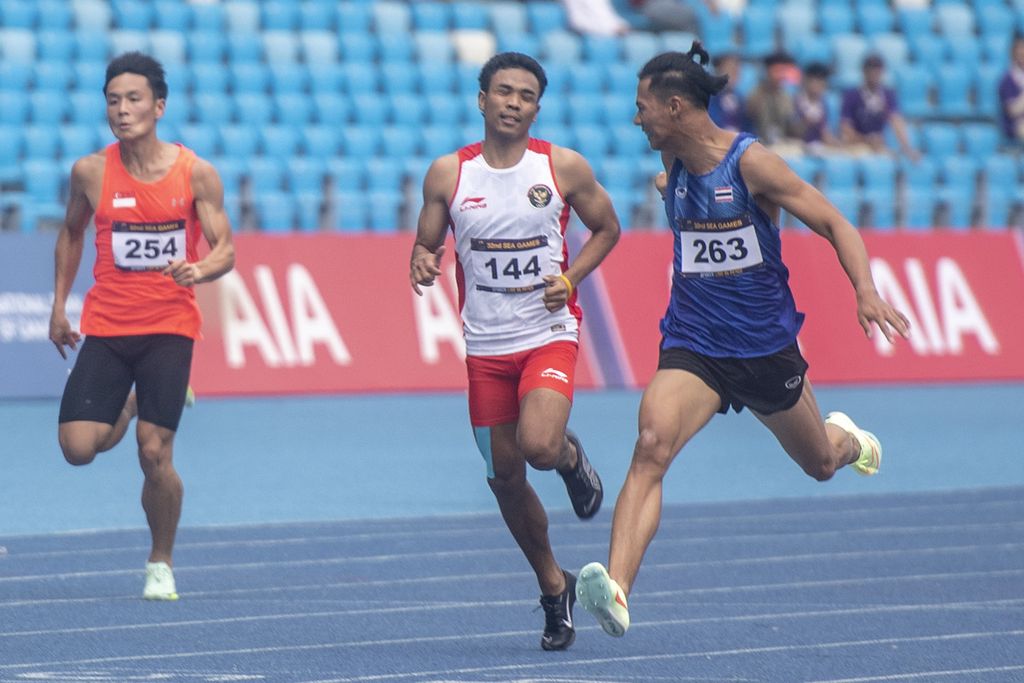 Pelari putra Indonesia, Lalu Muhammad Zohri (tengah), beradu cepat dengan pelari Thailand, Puripol Boonson (kanan), dan pelari Singapura, Mark Lee Ren, pada nomor lari 200 meter SEA Games 2023 di Phnom Penh, Kamboja, Senin (8/5/2023). Zohri meraih medali perunggu. 