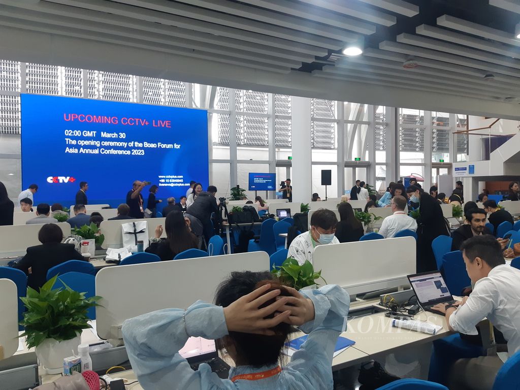 Suasana ruangan pusat media saat perhelatan forum dialog Boao Forum for Asia 2023, di Boao, Hainan, China bagian selatan, Kamis (30/3/2023).