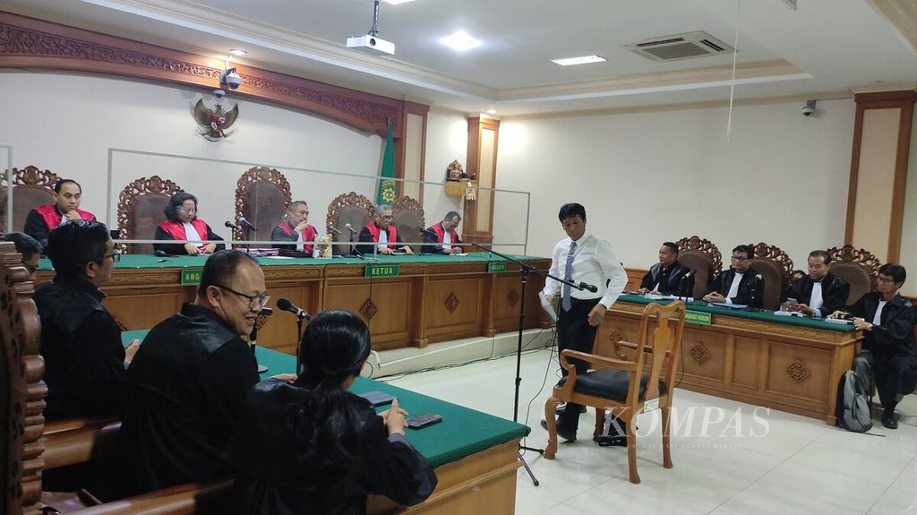 Rektor Universitas Udayana I Nyoman Gde Antara (berdiri) di ruang sidang Pengadilan Tindak Pidana Korupsi Denpasar, Kota Denpasar, Selasa (24/10/2023). 