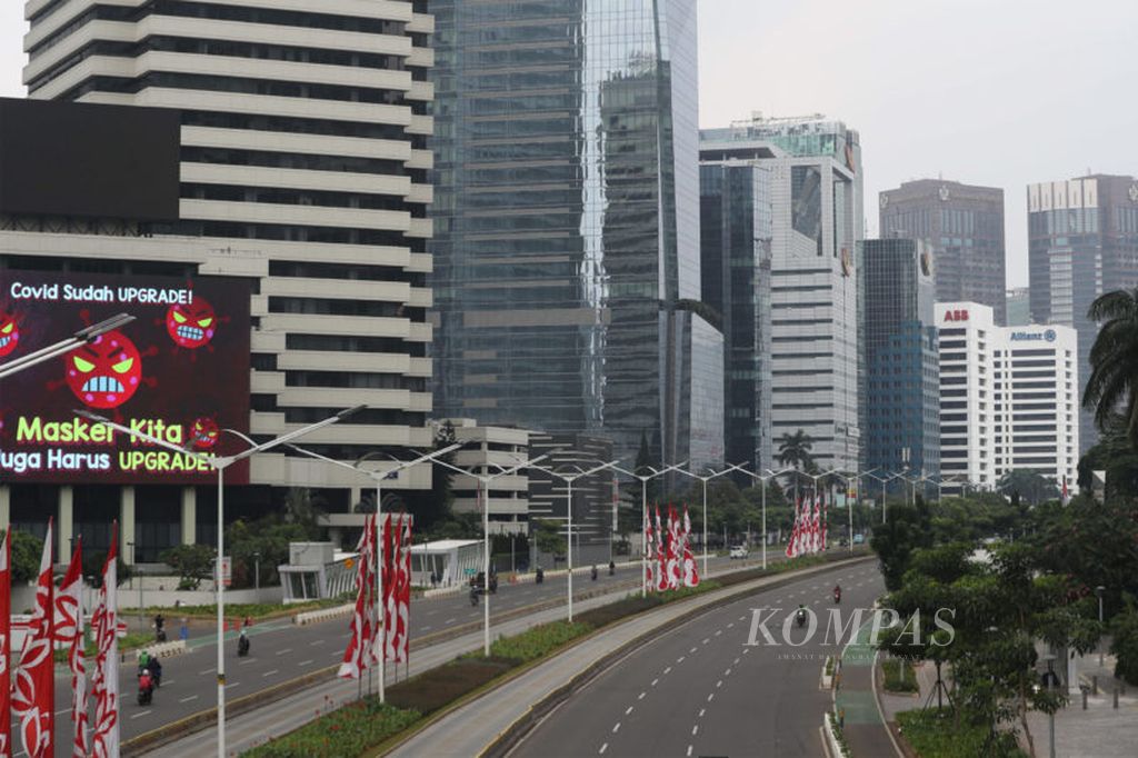 Jalan Protokol jalan Jenderal Sudirman, Jakarta Selatan, telihat lengang karena pemberlakuan PPKM Darurat, Rabu (21/7/2021). Pemerintah akhirnya memutuskan untuk kembali memperpanjang pemberlakuan pembatasan kegiatan masyarakat (PPKM).