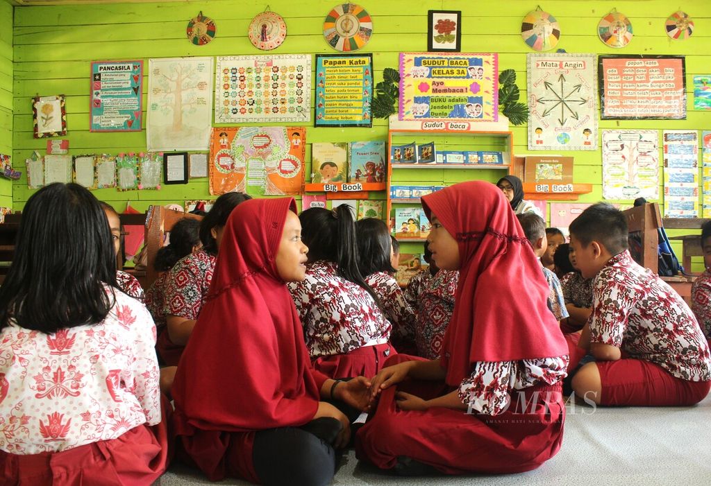 Suasana pembelajaran di kelas III Sekolah Dasar Negeri 008 Tanjung Palas Timur, Kabupaten Bulungan, Kalimantan Utara, Rabu (12/4/2023). 