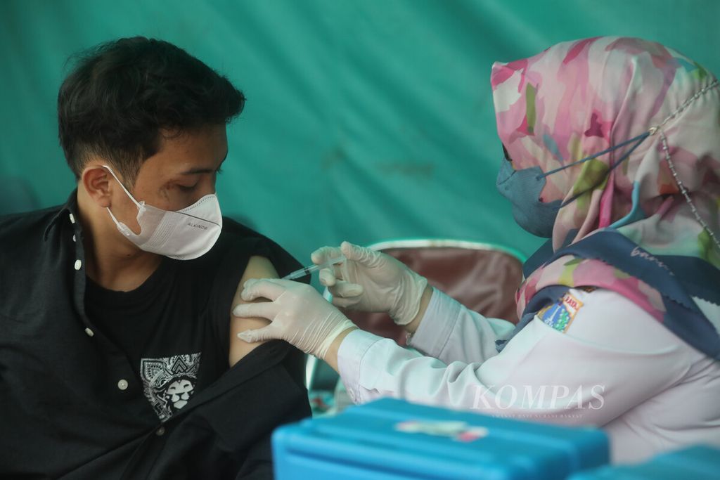 Residents received a booster dose of the Indovac Covid-19 vaccine at the Menteng Community Health Center in Central Jakarta on Wednesday (3/5/2023). Previously, the Indovac vaccine could only be used for the third dose. This rule is in accordance with the Circular Letter from the Covid-19 Handling Task Force.