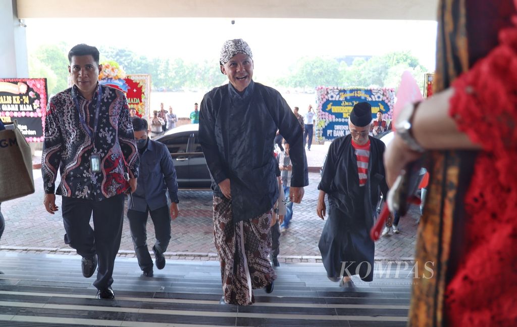 Calon presiden Ganjar Pranowo hadir dalam puncak peringatan dies natalis ke-74 Universitas Gadjah Mada di Kabupaten Sleman, DI Yogyakarta, Selasa (19/12/2023). Ganjar hadir dalam kapasitasnya sebagai Ketua Umum Keluarga Alumni Universitas Gadjah Mada (Kagama).