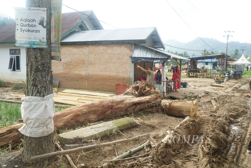 Kondisi rumah warga setelah diterjang banjir di Nagari Barung-Barung Balantai, Kecamatan Koto XI Tarusan, Kabupaten Pesisir Selatan, Sumatera Barat, Senin (11/3/2024). 