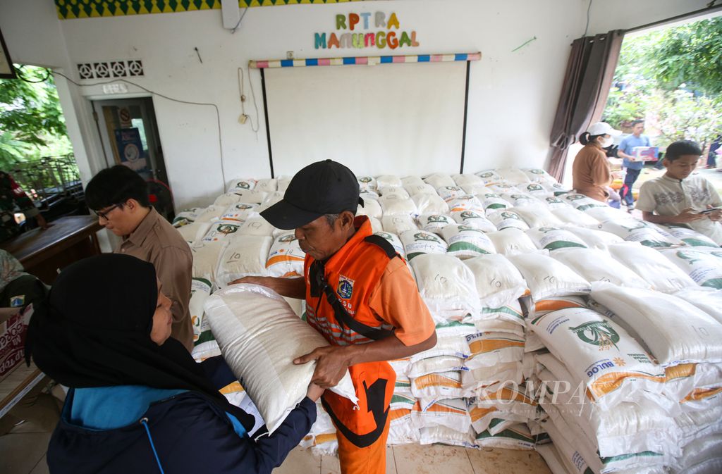 Petugas PPSU membantu penyaluran bantuan pangan beras 10 kilogram kepada masyarakat di Ruang Publik Terpadu Ramah Anak Manunggal, Pesanggrahan, Jakarta, Senin (18/3/2024).