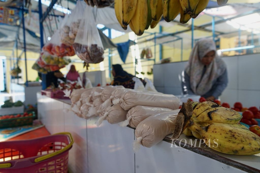 Pedagang menjajakan sagu dalam kemasan di Kaledupa, Wakatobi, Sulawesi Tenggara, Rabu (30/8/2023). Selama bertahun-tahun, masyarakat di kepulauan memanfaatkan pangan lokal, baik itu sagu, jagung, maupun ubi dalam keseharian dan saat melaut hingga berbulan-bulan. Meski begitu, saat ini nelayan beralih ke beras seiring masifnya perubahan pola pangan.