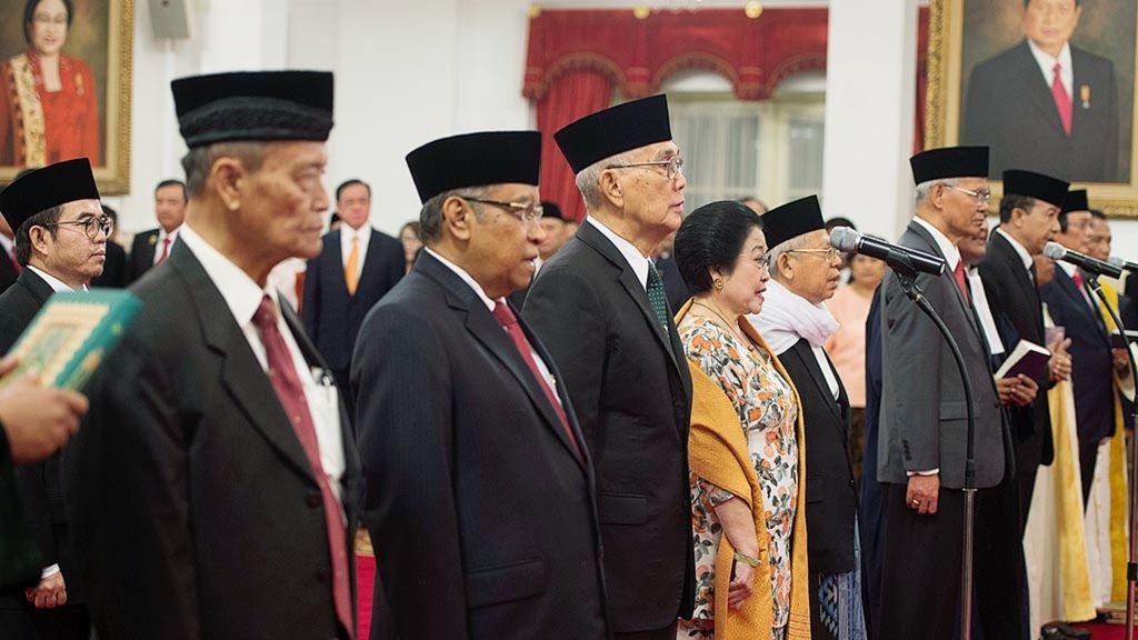 Kepala Dewan Pengarah dan Kepala Unit Kerja Presiden bidang Pembinaan Ideologi Pancasila (UKP-PIP) Yudi Latif (kiri belakang) bersama sembilan anggota melakukan sumpah dalam pelantikan UKP-PIP di Istana Negara, Jakarta, Rabu (7/6). Sembilan anggota dari UKP-PIP tersebut adalah Mayjen TNI (Purn) Wisnu Bawa Tenaya, Said Aqil Siradj, Jenderal TNI (Purn) Try Sutrisno, Ma'ruf Amin, Megawati Soekarnoputri, mantan Ketua MK Mahfud MD, Andreas Anangguru Yewangoe, Sudhamek, dan mantan Ketua Umum PP Muhammadiyah Syafii Maarif. Pelantikan tersebut tindak lanjut dari Peraturan Presiden (Pepres) Nomor 54 Tahun 2017 sebagai payung hukum pembentukan UKP PIP.