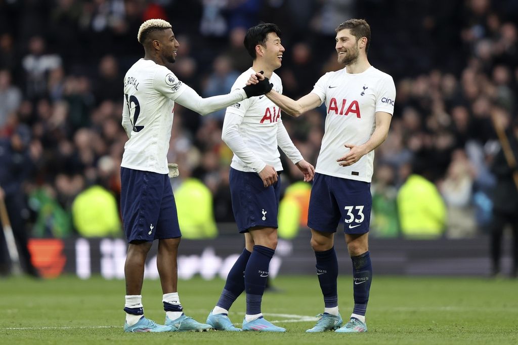 Para pemain Tottenham Hotspur (dari kiri ke kanan) Emerson Royal, Son Heung-min, dan Ben Davies merayakan kemenangan timnya atas gawang Newcastle United pada laga Liga Inggris, Senin (3/4/2022) dini hari WIB. Spurs menang dengan skor 5-1. 