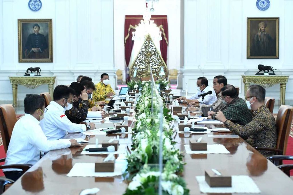 Presiden Joko Widodo memimpin rapat terbatas tentang perbaikan tatanan kebijakan gula nasional di Istana Merdeka, Jakarta, Rabu, 20 Juli 2022.