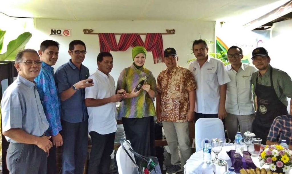  Peragwati Ratih Sanggarwati, yang juga anggota Komisi X DPR RI, mencicipi kopi khas Lombok sebelum acara dialog dengan di Kantor Dinas Pariwisata Nusa Tenggara Barat, di Mataram, Lombok, Jumat (29/6/2018).