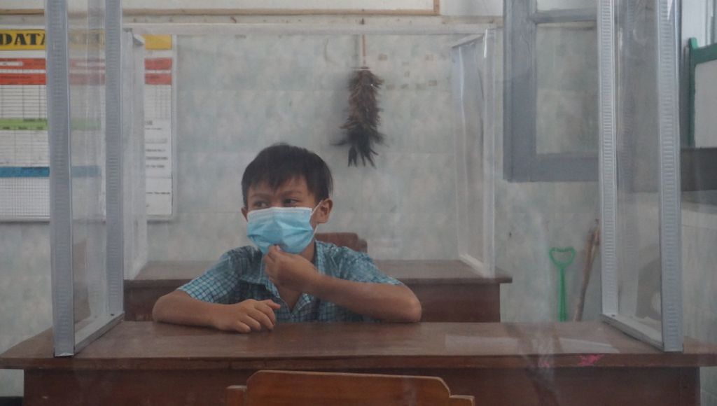 Seorang siswa tengah mengikuti pembelajaran tatap muka di SD Warga Surakarta, Kota Surakarta, Jawa Tengah, Kamis (2/9/2021). Hari itu merupakan pertama kali digelarnya kembali pembelajaran tatap muka setelah ditiadakan selama beberapa bulan akibat kebijakan PPKM Darurat dan PPKM Level 4. Pembelajaran tatap muka diadakan kembali dengan protokol kesehatan ketat.