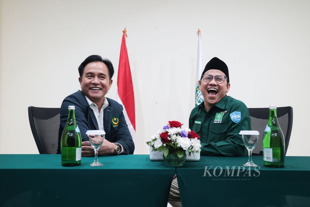 Ketua Umum Partai Bulan Bintang (PBB) Yusril Ihza Mahendra (kiri) bertemu dengan Ketua Umum Partai Kebangkitan Bangsa (PKB) Muhaimin Iskandar di kantor DPP PKB, Jakarta, Kamis (16/3/2023). 