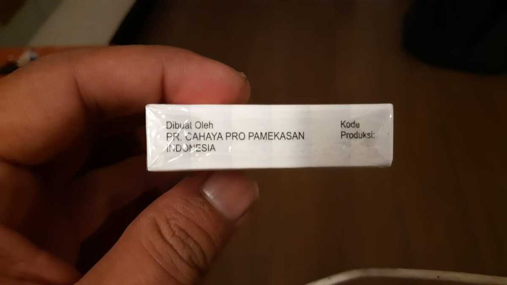 Rokok ilegal cahaya pro warna putih. Rokok ini menggunakan pita cukai milik perusahaan lain (salah personalisasi). Rokok dibeli di Pamekasan, Jawa Timur, akhir Juli 2024.