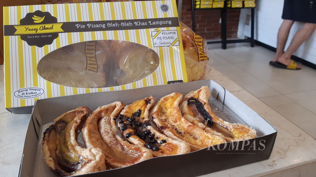 Pie pisang yang diproduksi Toko Kue dan Roti Yussy Akmal menjadi salah satu oleh-oleh khas daerah. 
