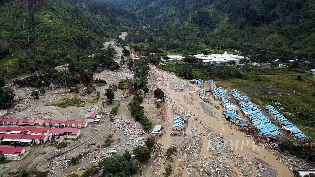 Kondisi perumahan di belakang Lapangan Terbang Adventist, Doyo, Sentani, Papua, Senin (18/3/2019), setelah diterjang banjir bandang. Tercatat 82 korban tewas, 75 luka ringan dan 84 luka berat, serta 43 warga lainnya belum ditemukan. Banjir juga merusak ratusan rumah warga.