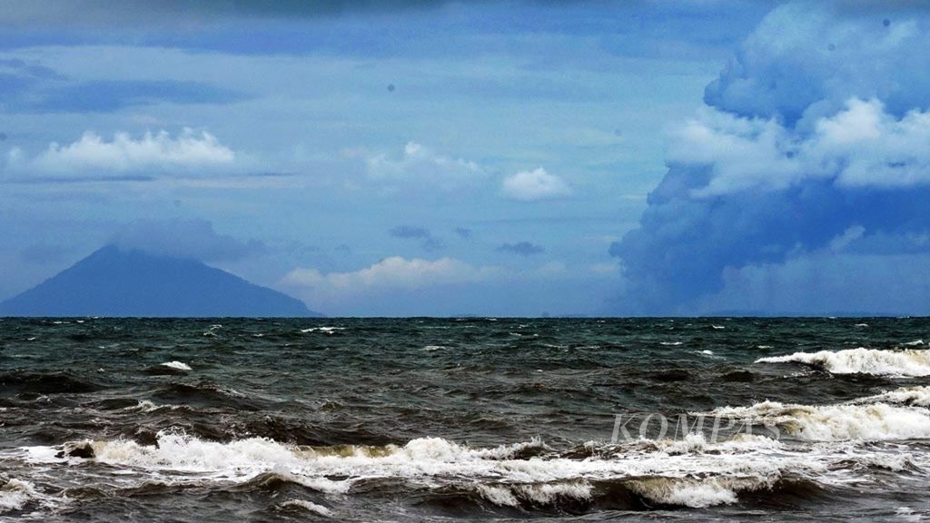 Kepulan abu vulkanik erupsi Gunung Anak Krakatau terlihat dari kawasan Pantai Carita, Pandeglang, Banten, Jumat (28/12/2018).