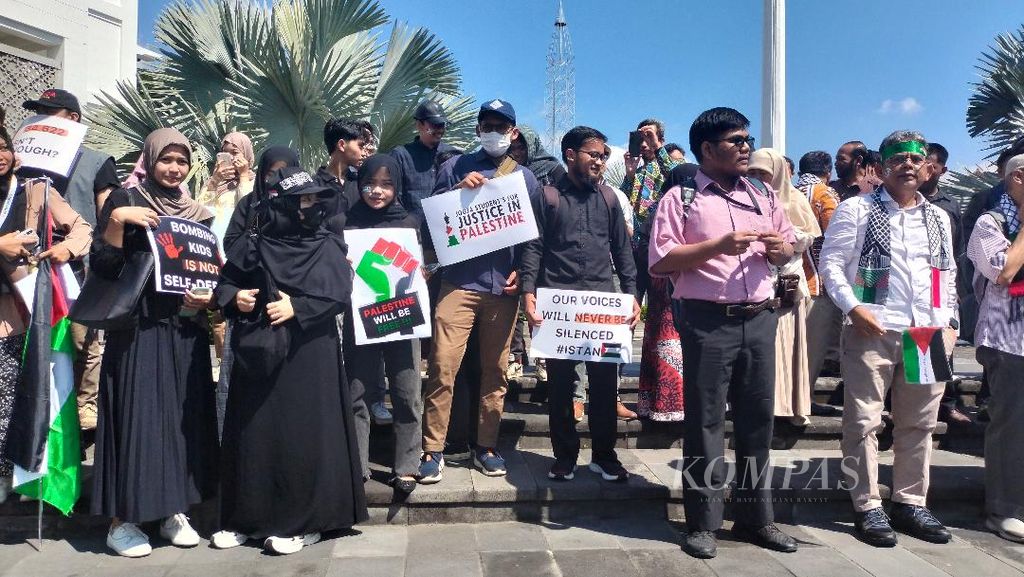Banyak mahasiswa memegang berbagai papan tulisan, seruan untuk membela nasib Palestina di aksi bela Palestina di Kampus Terpadu UMY di Kabupaten Bantul, DIY, Selasa (7/5/2024).