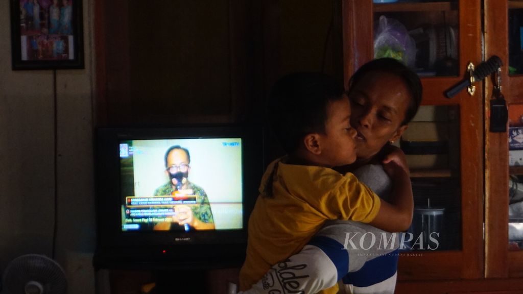 Umiyatun (kanan), warga Desa Sidowayah, menggendong putranya yang bernama Rangga Dimas Iskandar (6) di rumah orangtuanya di Desa Sidowayah, Kecamatan Polanharjo, Kabupaten Klaten, Jawa Tengah, Rabu (13/10/2021). Diduga, bocah itu mengalami alergi obat.