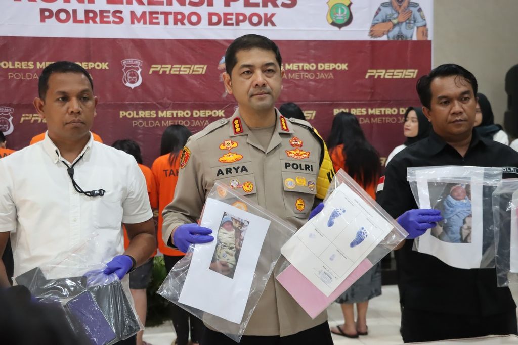 Kapolres Metro Depok Komisaris Besar Arya Perdana menunjukkan barang bukti tentang jual beli bayi di Depok, Senin (2/9/2024).