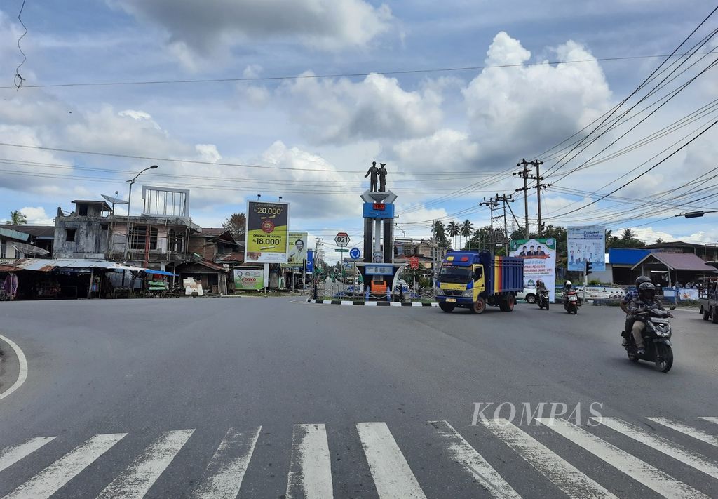 Suasana lalu lintas di Bundaran Simpang Empat, Nagari Lingkuang Aua, Kecamatan Pasaman, Pasaman Barat, Sumatera Barat, Rabu (9/3/2022) siang.