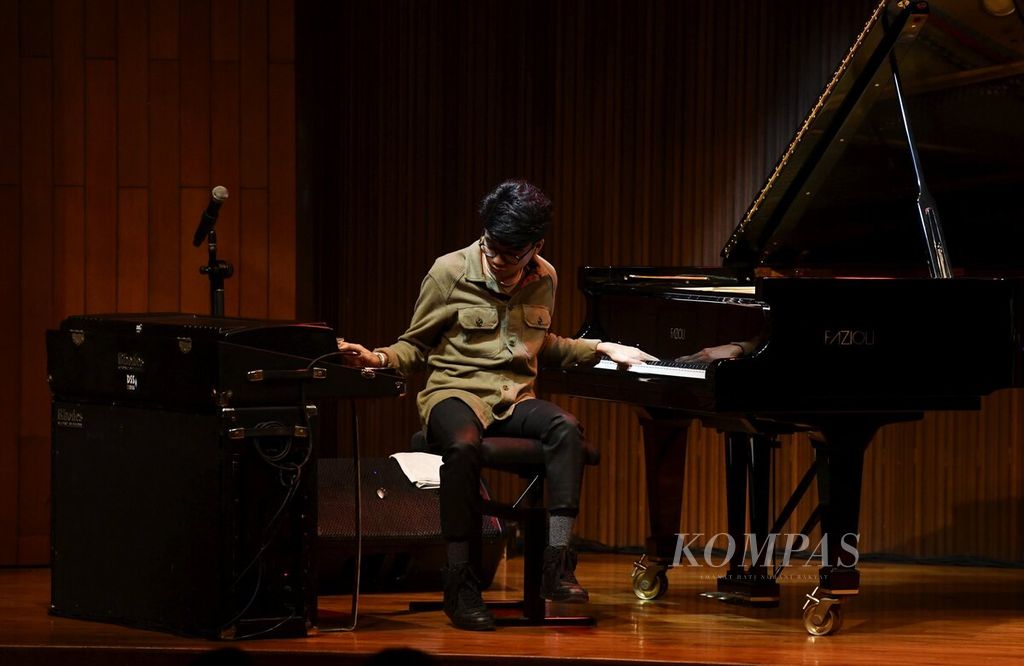 Pianis Joey Alexander tampil dalam konser bertajuk A Jazz Moment : The Joey Alexander Trio di Soehanna Hall, Energy Building, Jakarta, Jumat (30/9/2022) malam.  
