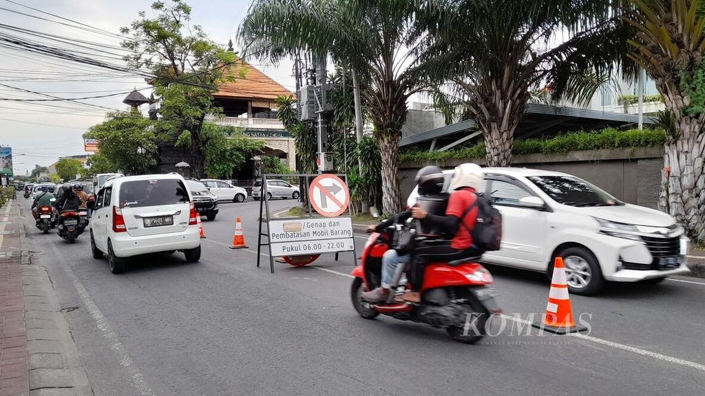 An announcement regarding odd-even system and restricting trucks is put on the middle of the Suwung Batan Kendal Road in South Denpasar, Bali, on Friday (11/11/2022). 