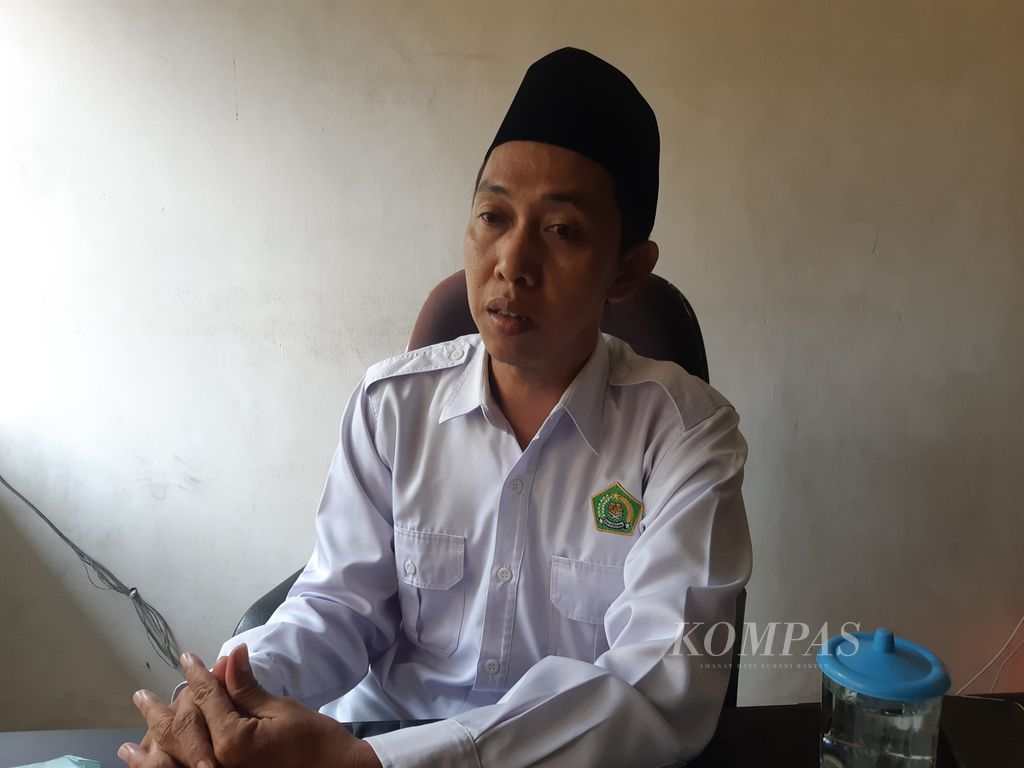Kepala Seksi Pembinaan Masyarakat Islam Kantor Kemenag Kota Cirebon Rizky Riyadu Taufiq saat diwawancarai, Senin (9/1/2023), di Kota Cirebon, Jawa Barat.