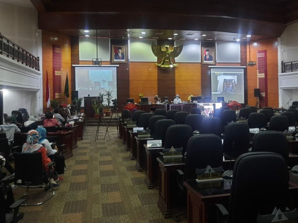 Suasana rapat dengar pendapat organisasi masyarakat Islam dan lembaga adat di Sumatera Barat yang menolak SKB 3 Menteri tentang seragam sekolah di DPRD Sumbar, Padang, Sumbar, Kamis (18/2/2021).