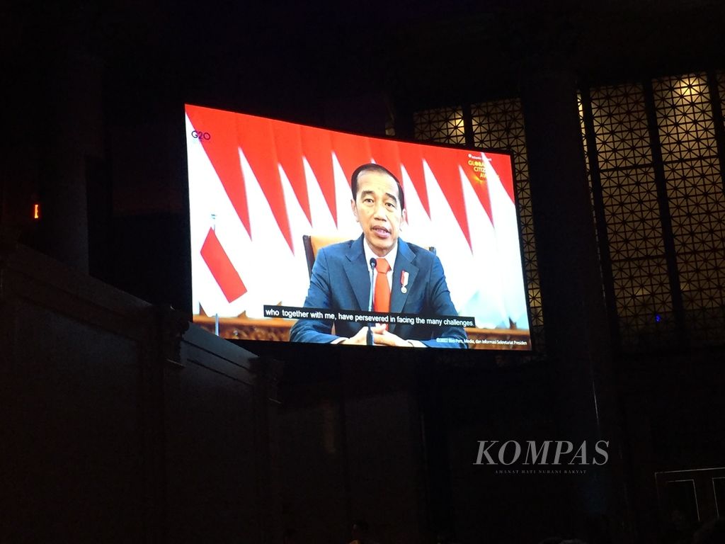 Presiden Joko Widodo menyampaikan pidato penerimaan penghargaan Global Citizen Awards 2022 melalui pesan video, Senin (19/9/2022), di Cipriani Hall, New York, Amerika Serikat.